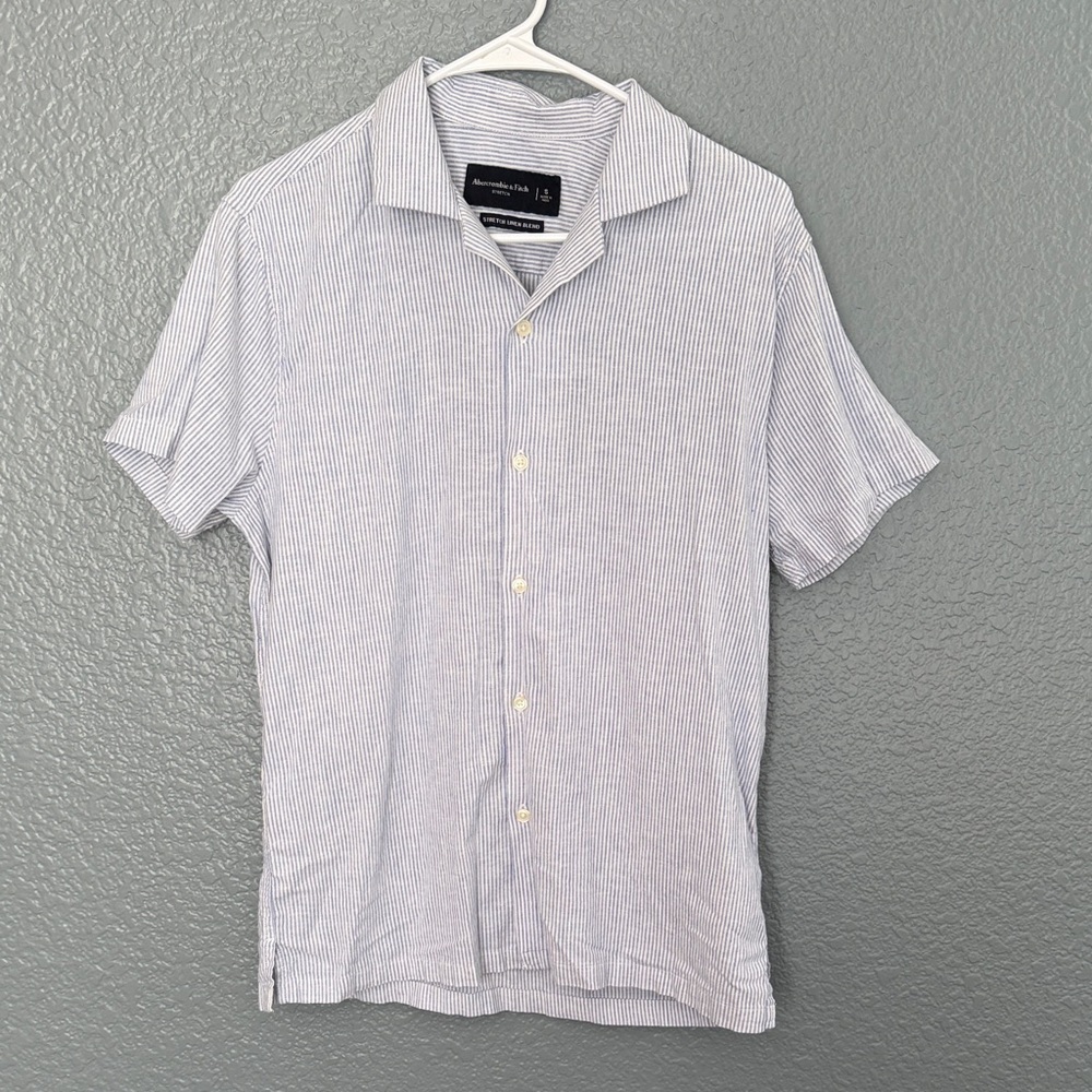 Abercrombie & Fitch Light Blue and White Striped Short-Sleeve Button-Down Shirt